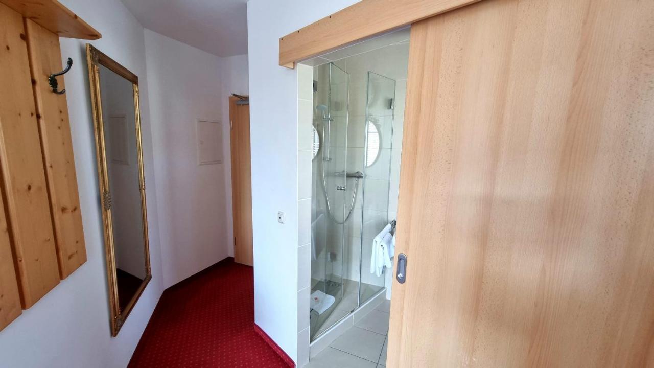 Hotel Gasthof Weisser Loewe 부르그탄 외부 사진