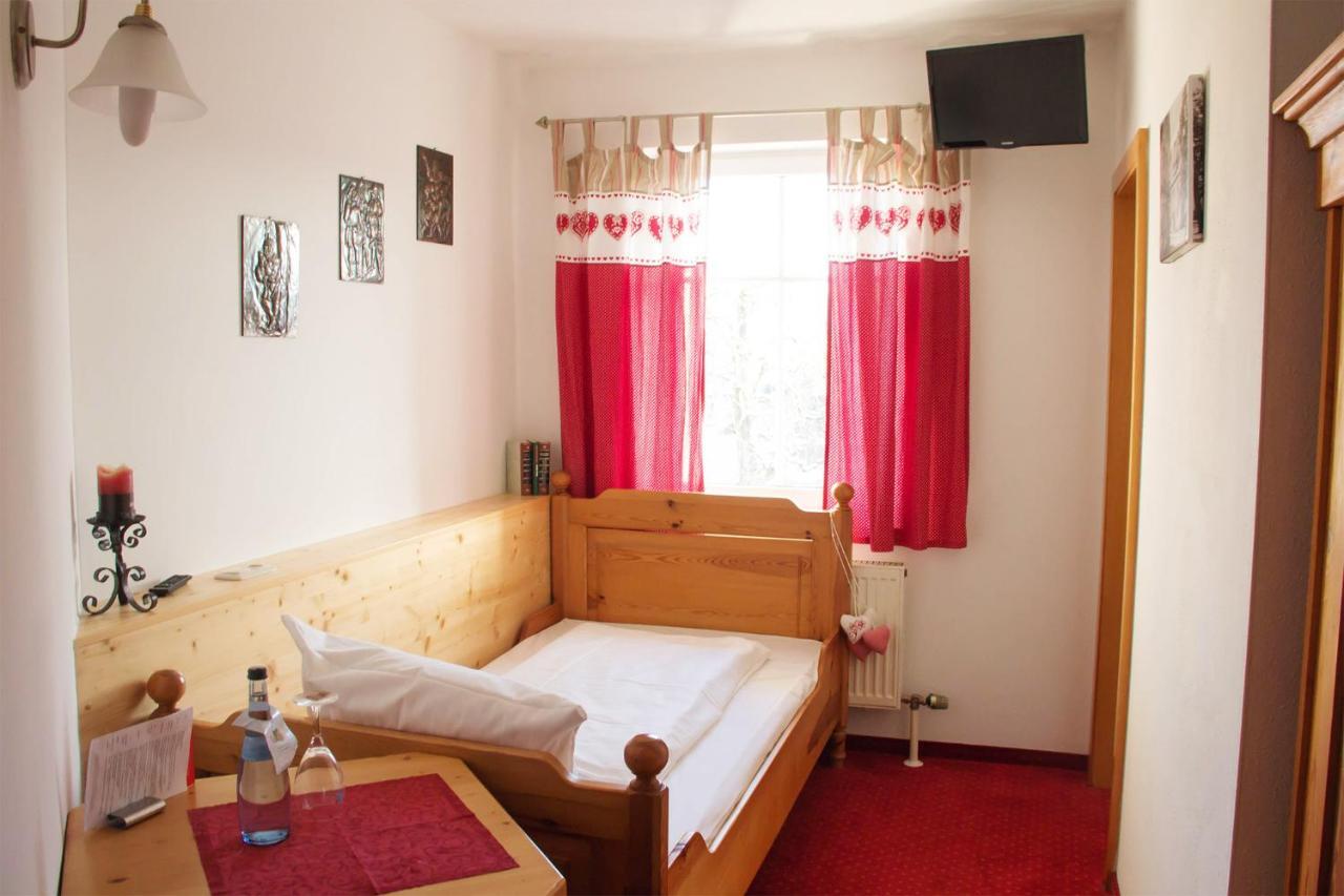 Hotel Gasthof Weisser Loewe 부르그탄 외부 사진